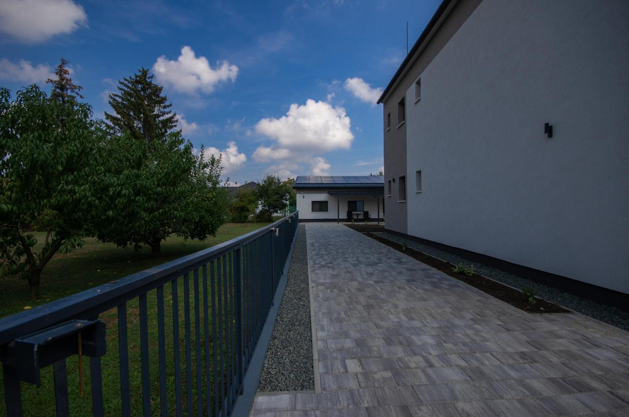 Csaladi Kikoeto Apartman Gyula Kültér fotó